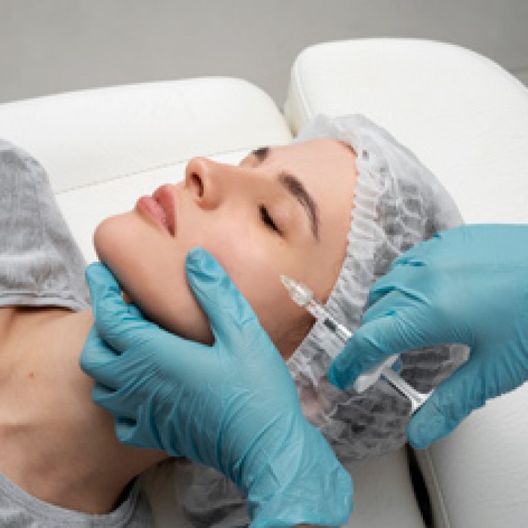 mujer-de-alto-angulo-recibiendo-inyeccion